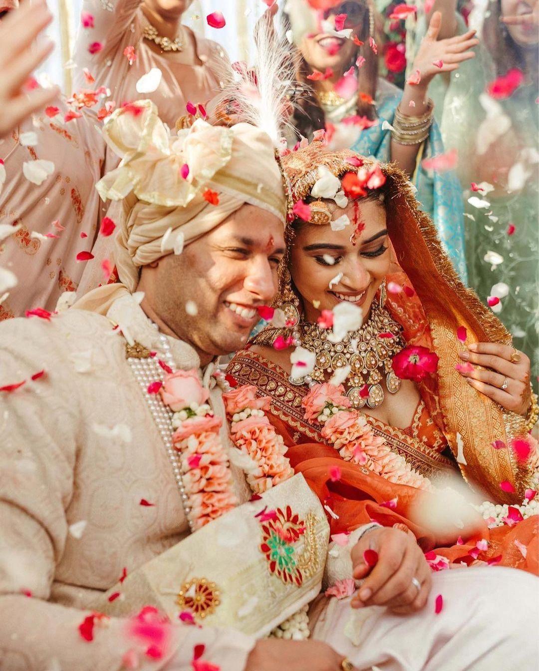 6 Romantic Wedding Poses For Indian Couples That Is A Must