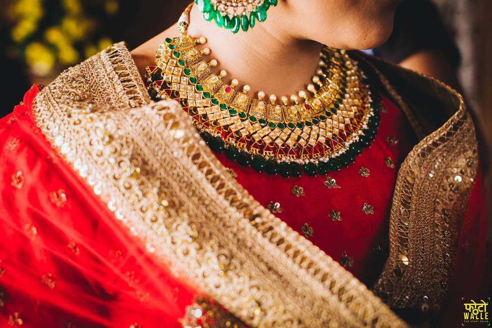 Photo of Pretty gold jewellery with maroon bridal lehenga | Winter bridal  jewelry, Pakistani bridal jewelry, Beautiful bridal jewelry