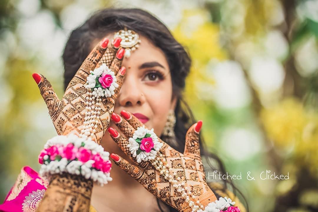 Best mehendi pose for bride 💞 | Wedding flower jewelry, Floral jewellery,  Bride fashion photography