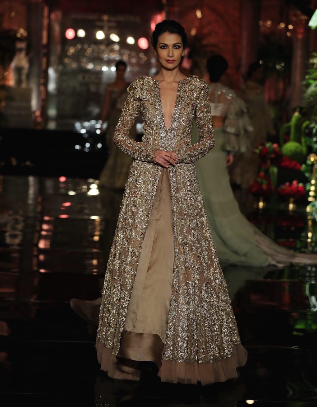 Aishwarya Rai to Anushka Sharma – Most expensive wedding lehanga. – Eleganté