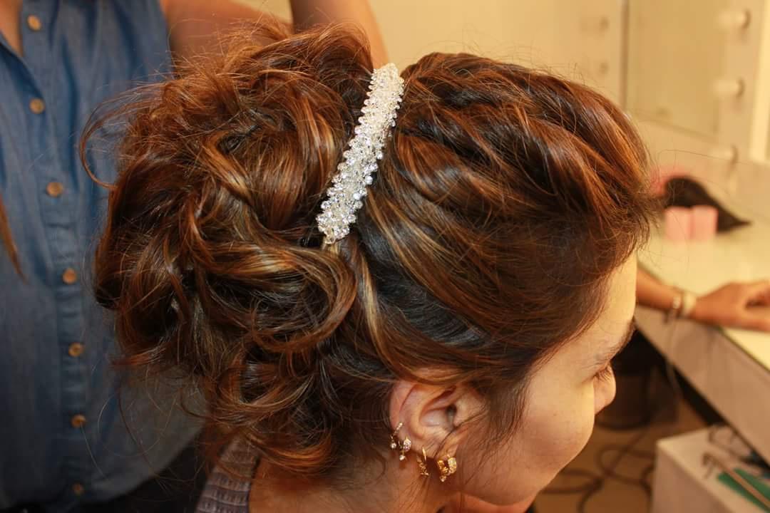 Beautiful bride @shah____mansi in custommade blush pink  @dishapatilpretcouture lehenga #umaidbhavan… | Side bun hairstyles, Bun  hairstyles, Wedding bun hairstyles