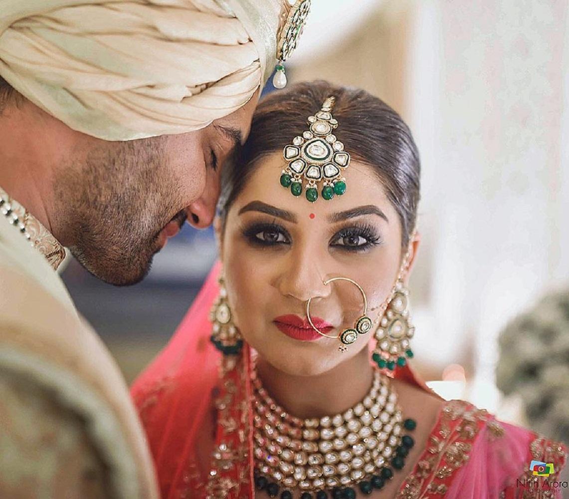Confused Between Wearing a Maang Tikka or a Matha Patti? We're at your  Rescue! | WeddingBazaar