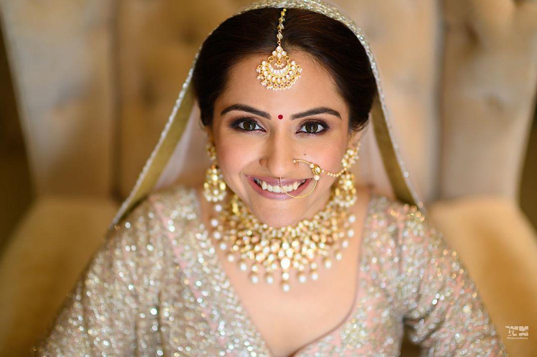 Chic Gold Hued Makeup Looks For Summer Brides | WeddingBazaar