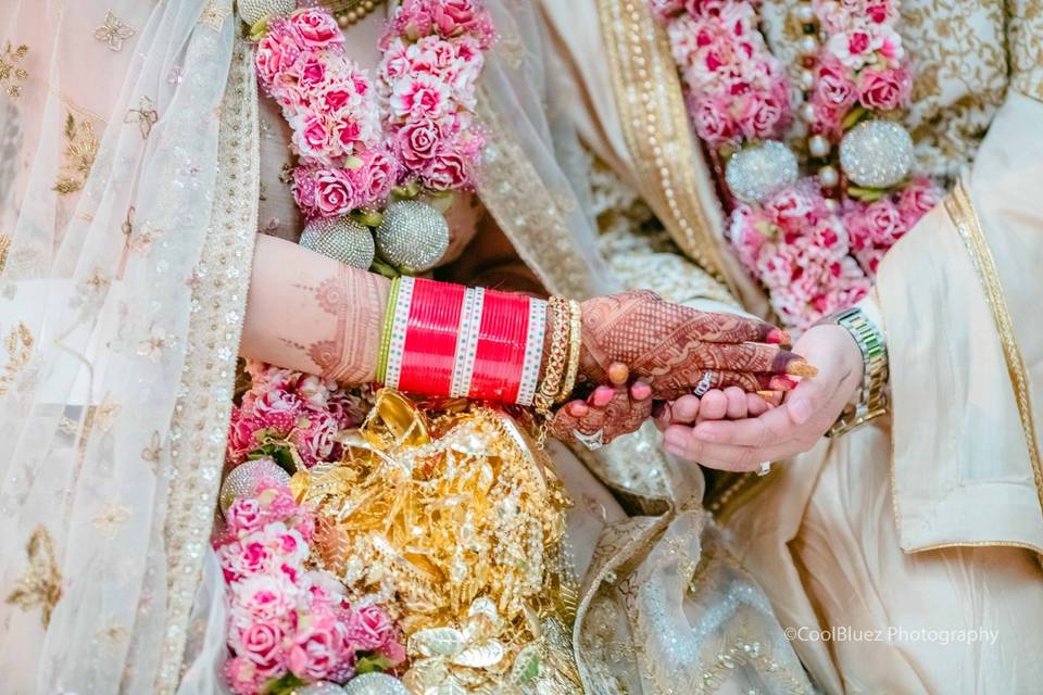 17 bridal mehandi designs that will inspire you to customise yours on your  big day | Vogue India