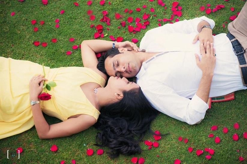 12 Romantic Pre-Wedding Shoot Poses That Make Your Heart Melt