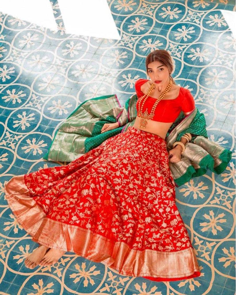 Modern banarasi lehenga | Party wear indian dresses, Mehendi outfits, Fancy blouse  designs