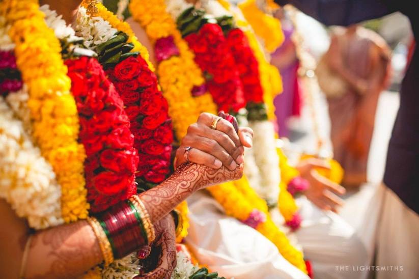 8 Wow Wedding Garland Ideas Which Work For A Traditional Ceremony