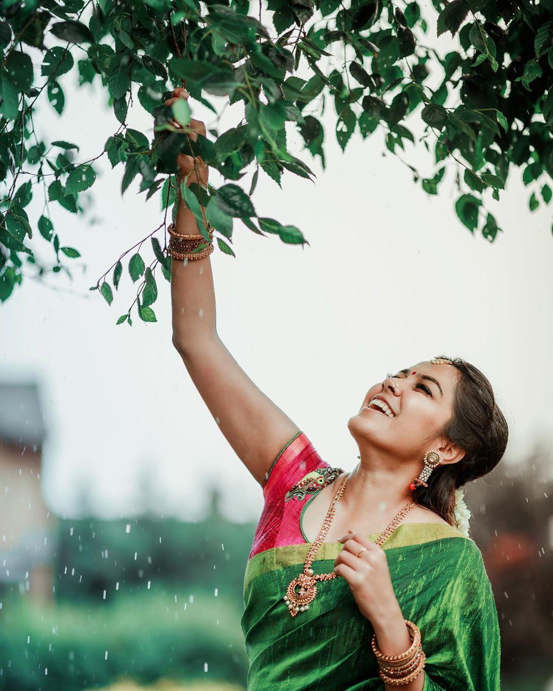 Pics: Beautiful Singer Impresses In Saree