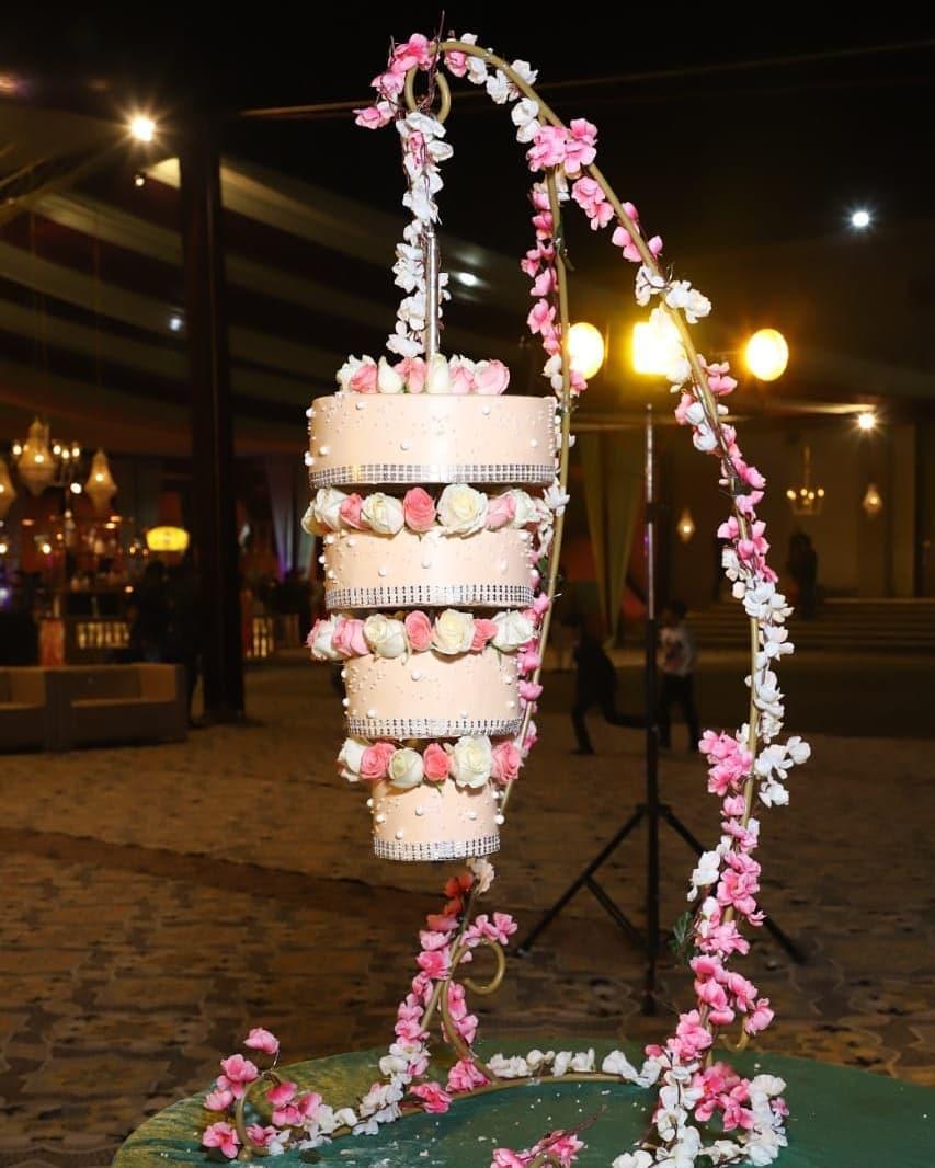 Hanging cake - Decorated Cake by Sugar cottage by pooja - CakesDecor