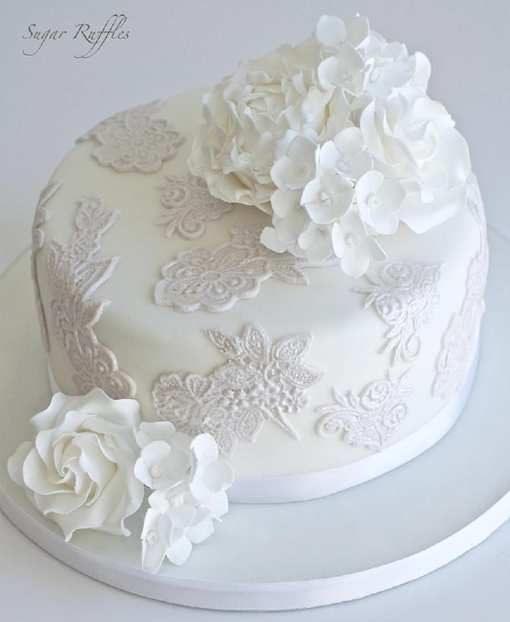 White and Golden Elegant Unicorn Cake - Dough and Cream