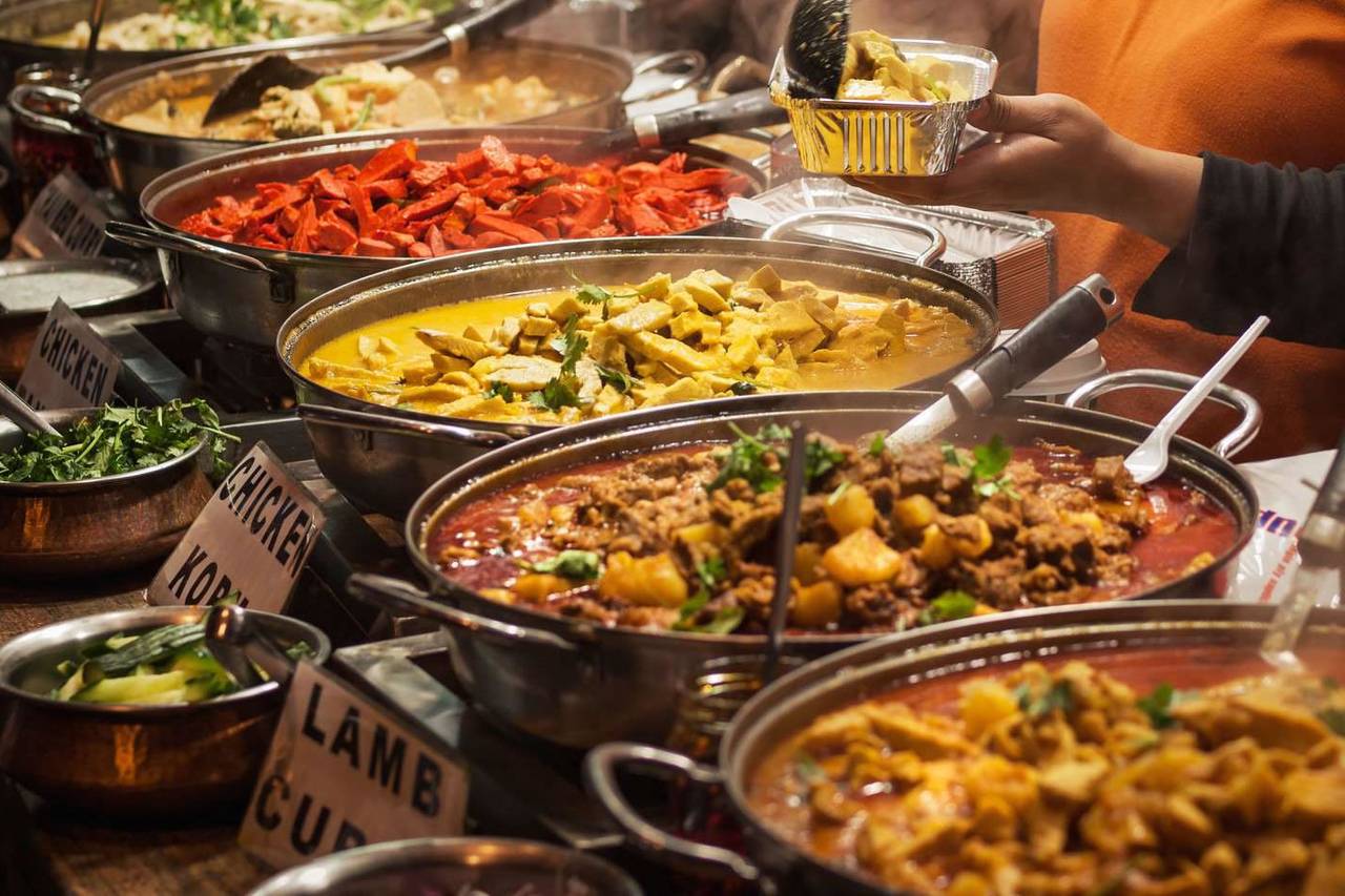 Food is being served. Индийская кухня в Турции. Деликатесы в Индии. Indian food Buffet. Catering.