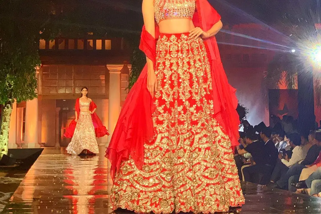 manish malhotra fashion show: Ranveer-Alia shine at Manish Malhotra show,  Deepika looks ethereal in saree | EconomicTimes