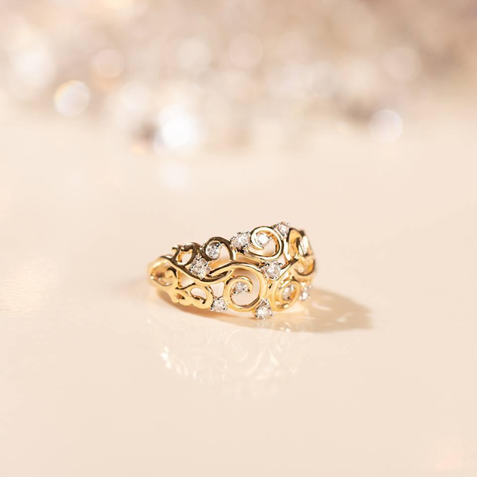 Caratlane gold deals rings for her