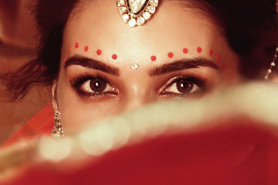 a-bindi-is-a-forehead-decoration-indians-wear-the-red-dots-and-the