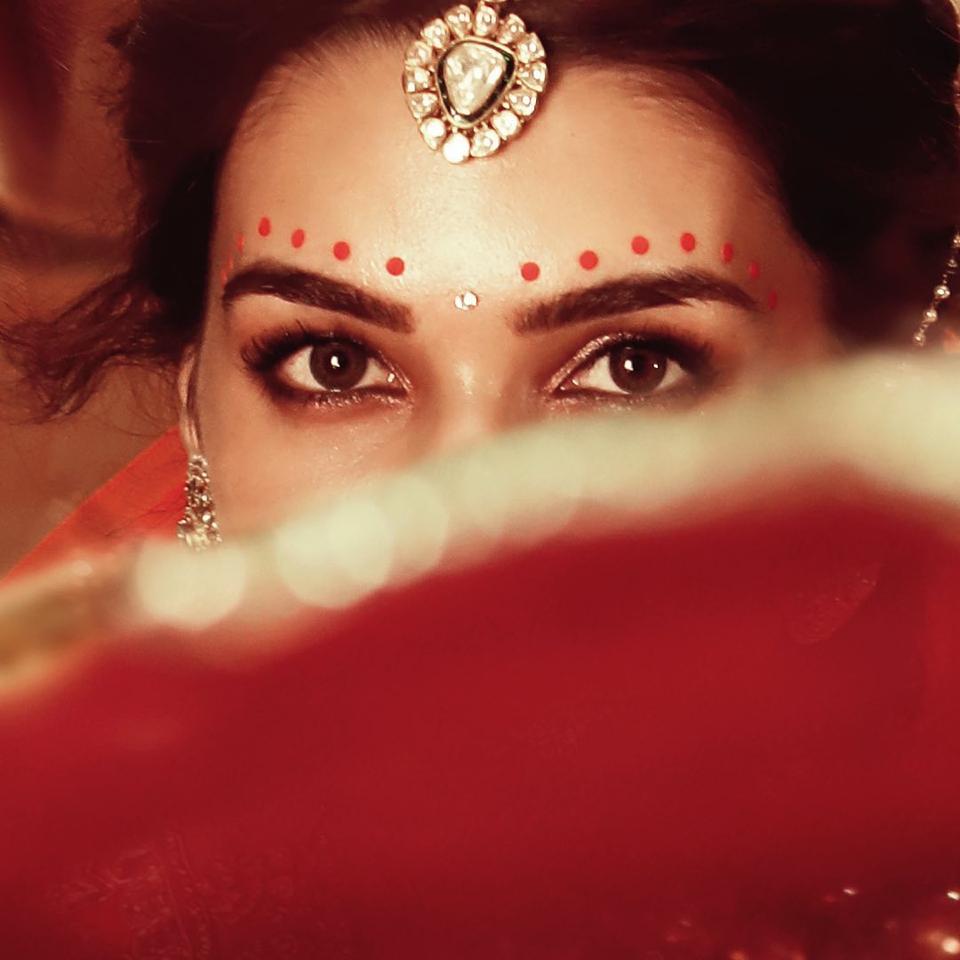 50+ Beautiful Bindi Designs to Check Out This Year & Add to Your Bridal ...