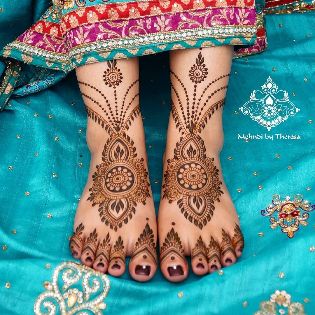 Floral bunch with heavy intricate fingers😍 @aqsa5570 Follow  @mehendiartbybushra for more beautiful designs ❤️ Book now for bridal/party  … | Instagram