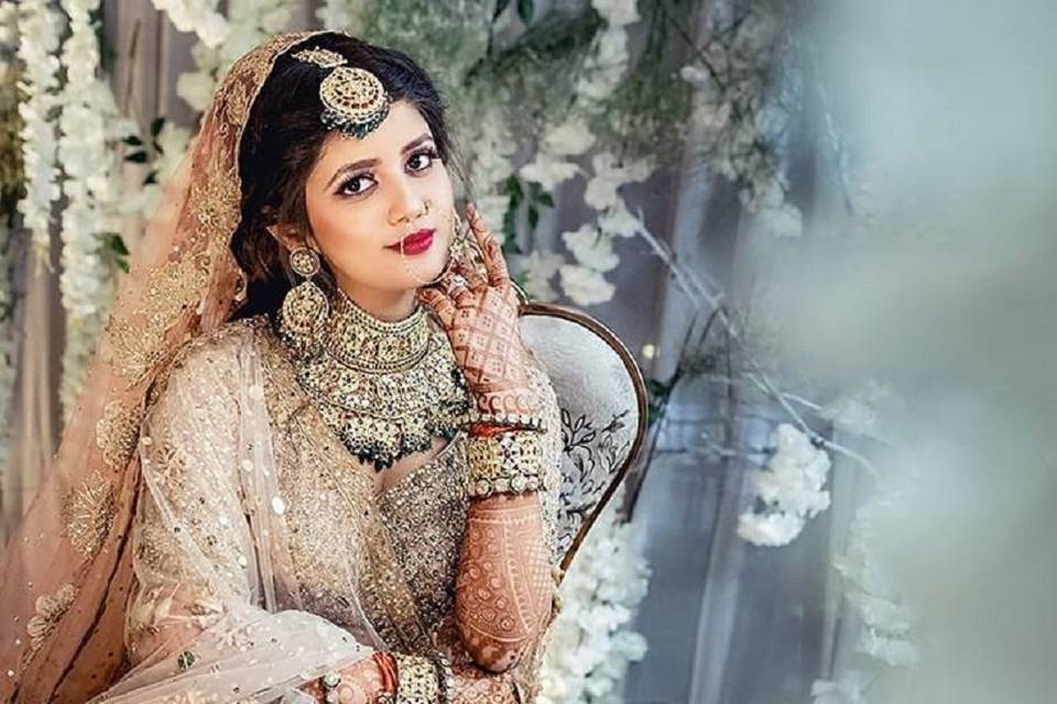 Amazon.com: Aheli Traditional Wedding Indian Heavy Bridal Jewelry Set Long  Choker Necklace Earrings Maang Tikka Nath Paasa Hath Phool in Faux Kundan  Beads: Clothing, Shoes & Jewelry