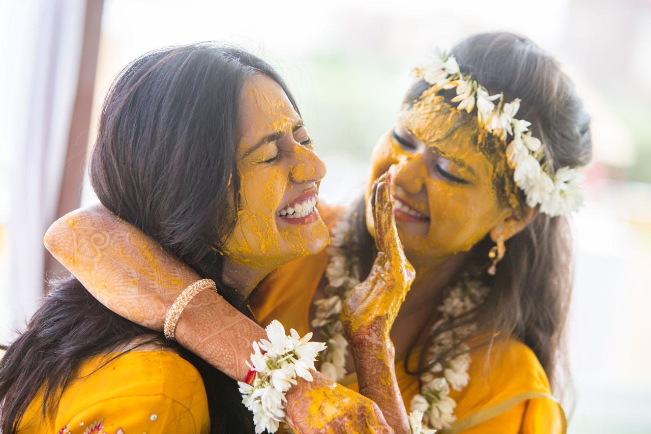 10+ ideas to pose with your bff and get awesome wedding pictures!
