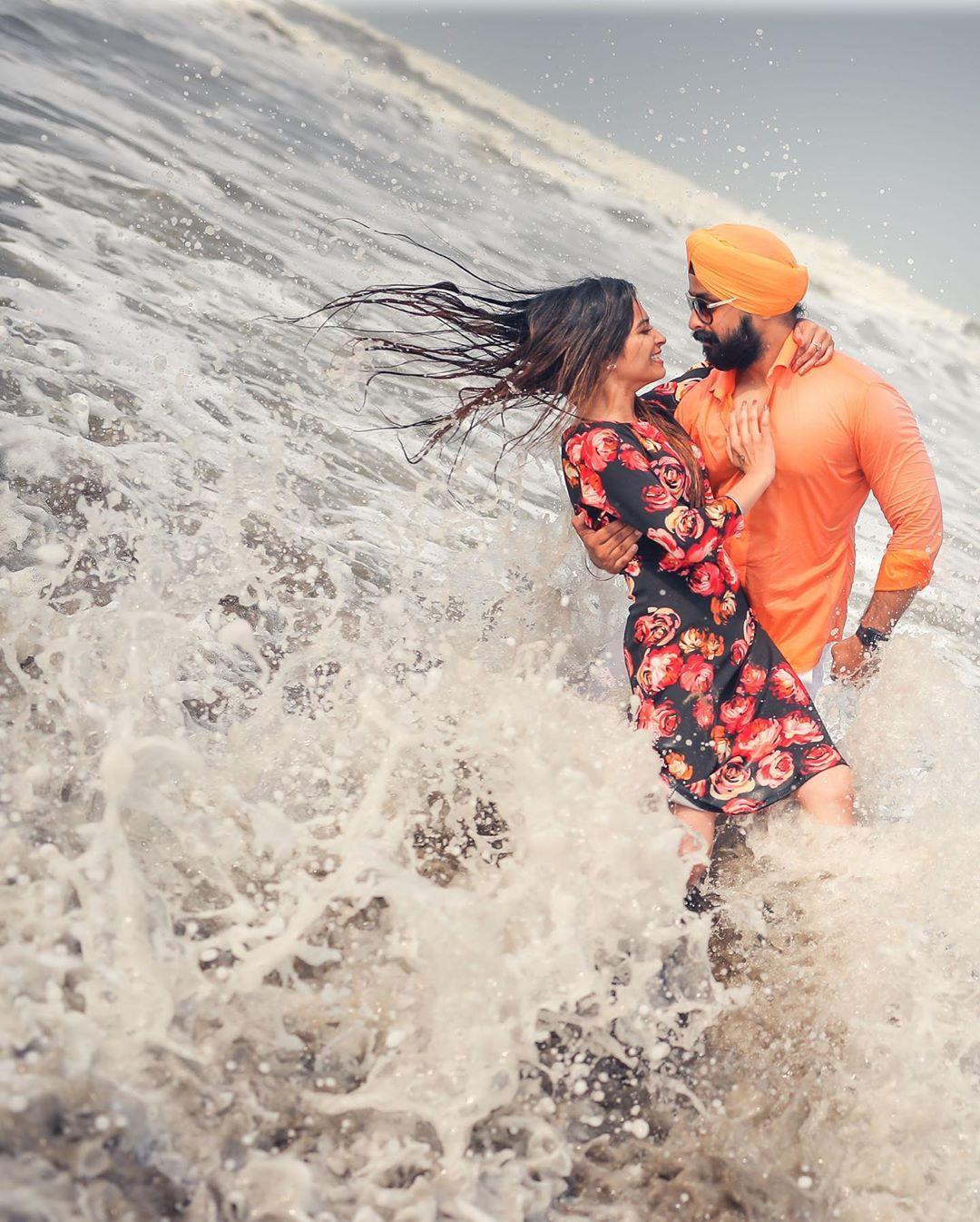 Beach Engagement Photo Shoot Ideas | Foto, Fotos románticas en la playa,  Poses de fotografía novios