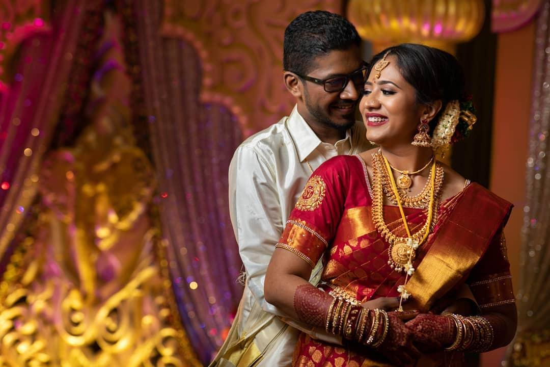 P E R F E C T I O N This golden saree paired with a plain statement  high-neck blouse and t… | Indian wedding jewelry, Indian bridal fashion,  Deepika padukone style