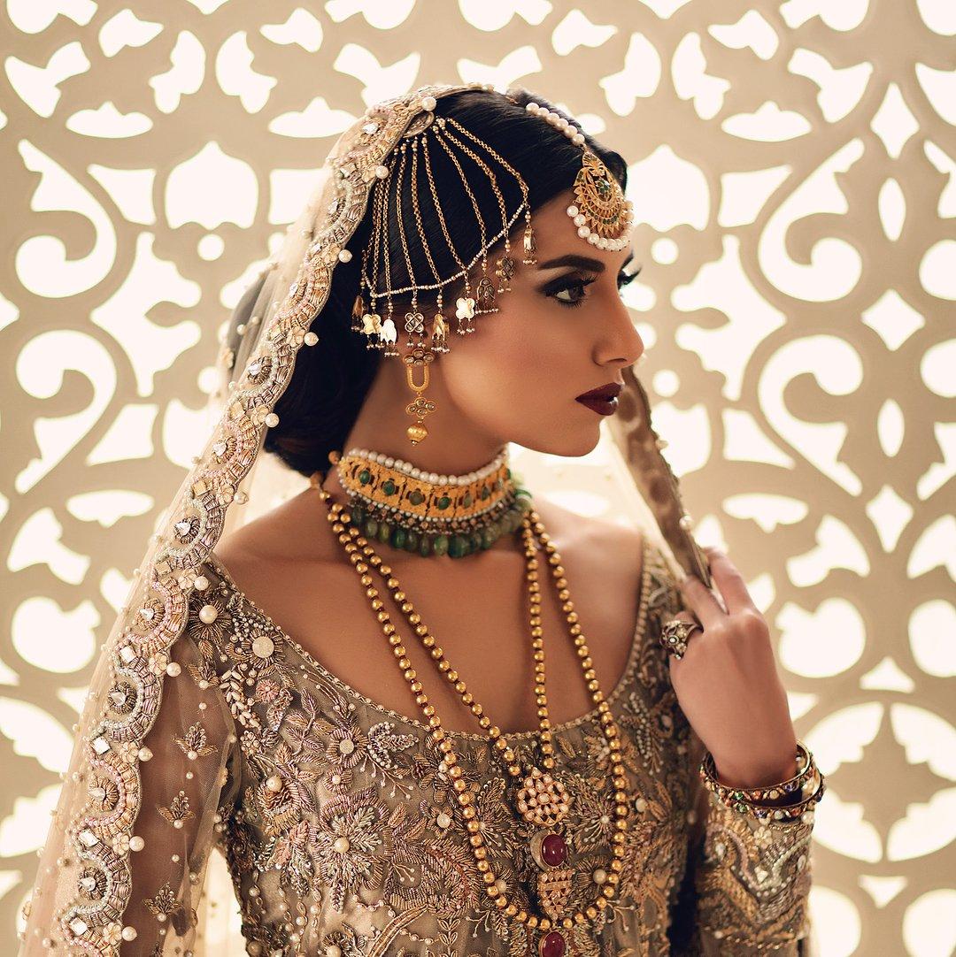 Unique Ways to Wear A Jhoomar At Your Wedding, Mehendi & Sangeet! |  WedMeGood