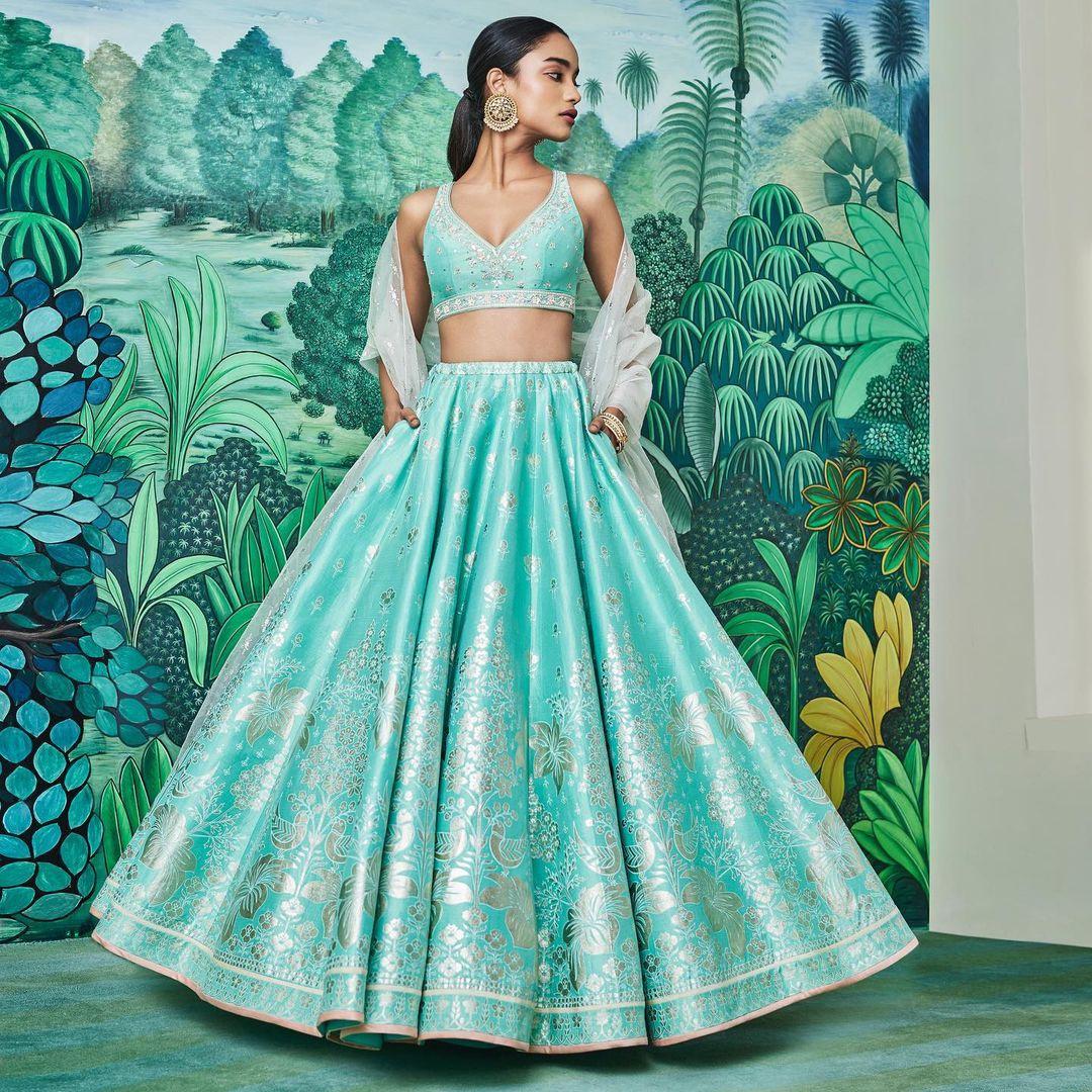 Check Out These Mauve Coloured Lehengas That Are The Talk Of This Wedding  Season! | WeddingBazaar