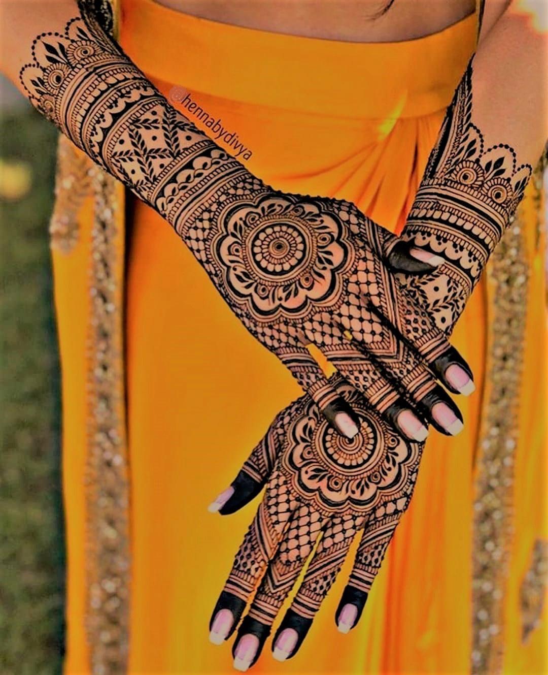 Trend Alert: 15 Minimalistic Mehendi Designs For No-Fuss Indian Brides