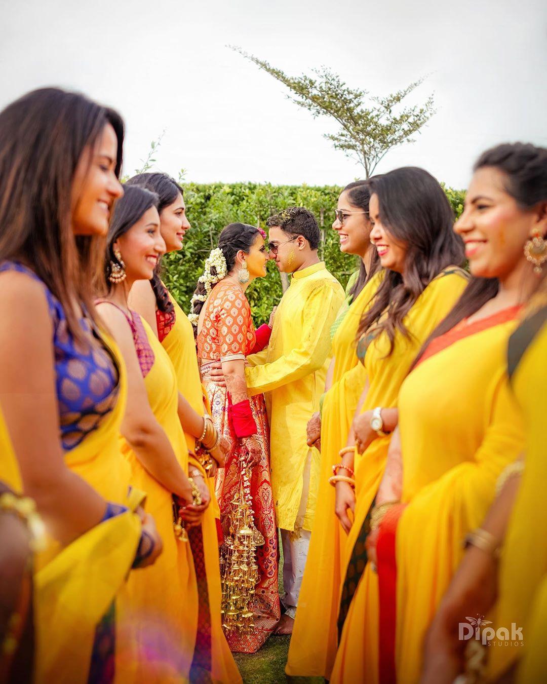 Indian bride posing with bridesmaids | Photo 140597