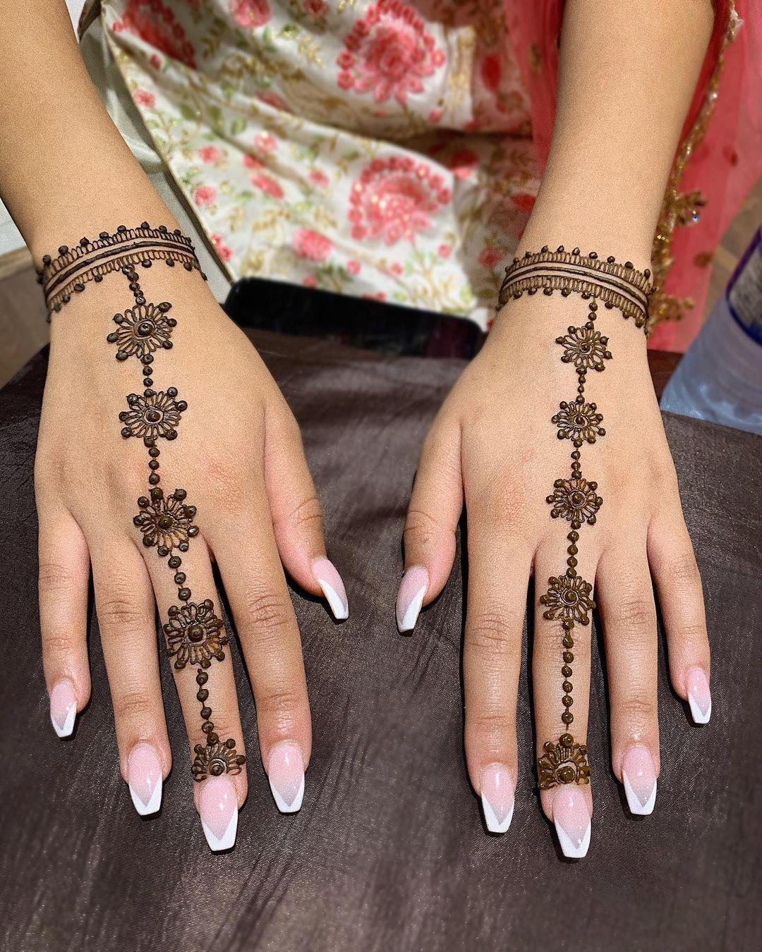 22 Easy Henna Designs for Beginners for Your Hands & Feet