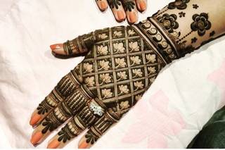 simple mehndi design back hand