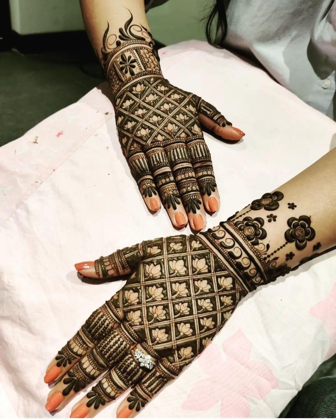 simple mehndi design back hand