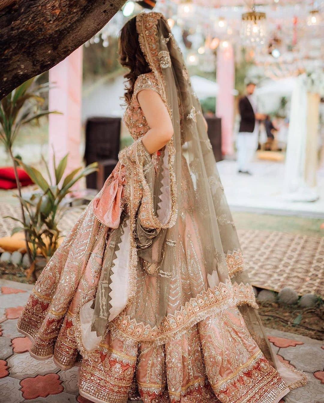 Photo: indian wedding bridal lengha detailed traditional | Đám cưới ấn độ,  Váy cưới ấn độ, Trang phục đám cưới
