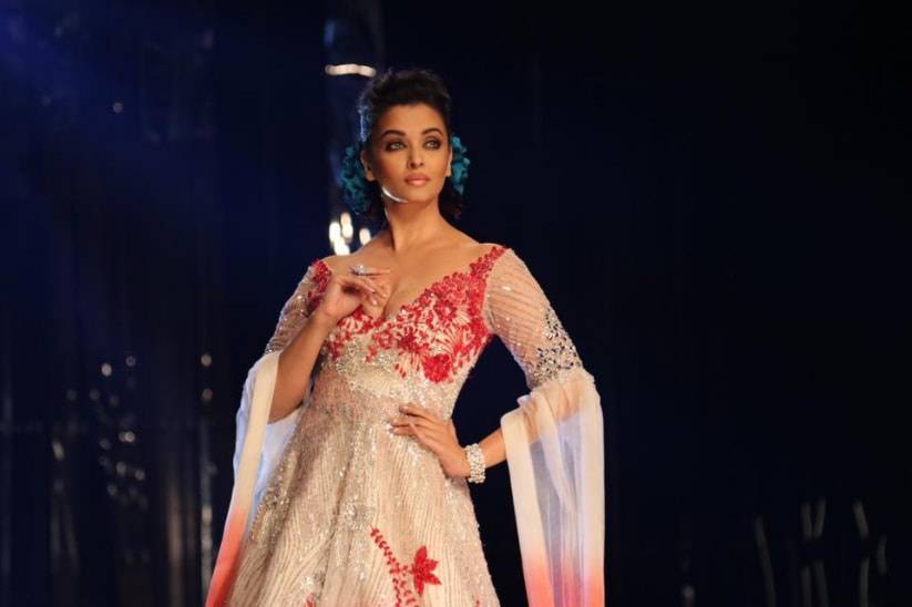 In pics: Sara Ali Khan turns heads as she walks the ramp at Manish  Malhotra's Couture 2018-19
