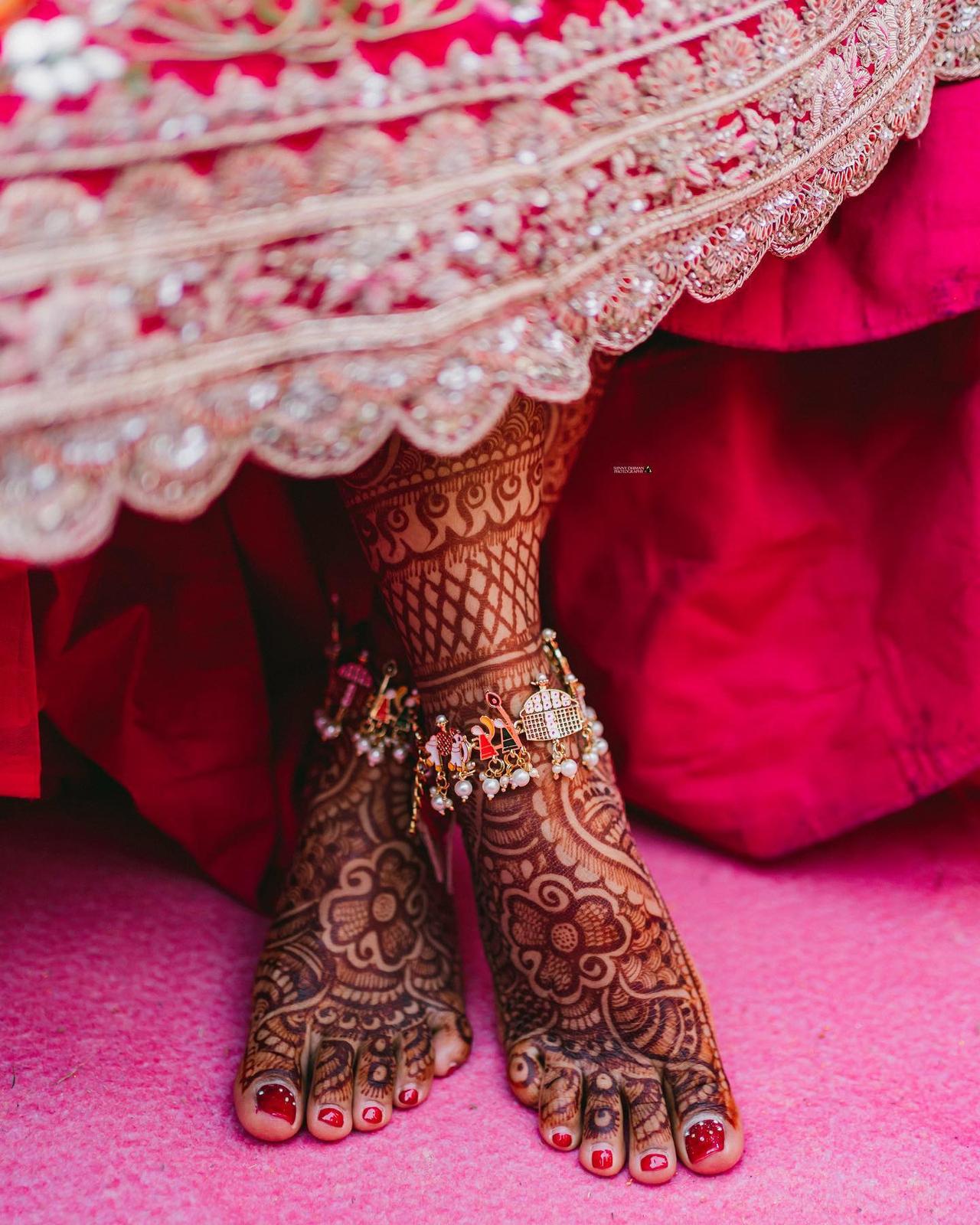 हैवी नहीं, अब दुल्हनें ट्राई करें ये Minimalist Feet मेहंदी डिजाइन्स -  trending half mehendi designs for bridal feet-mobile