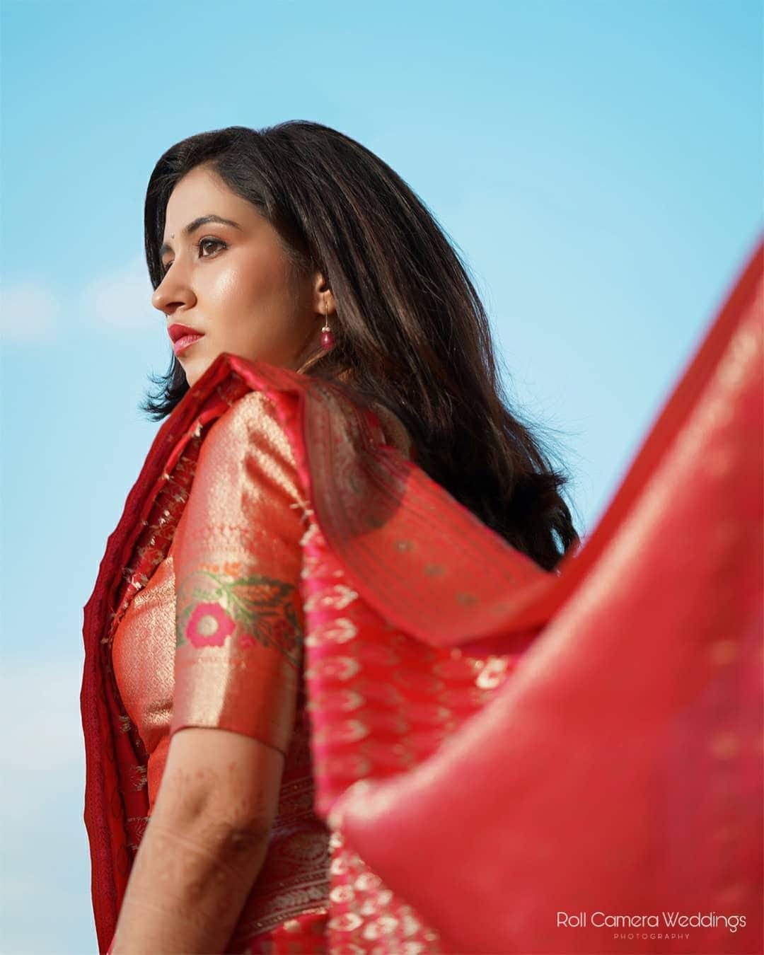 Beautiful fuschia saree with a smart printed blouse | Saree photoshoot, Saree  poses, Indian beauty saree