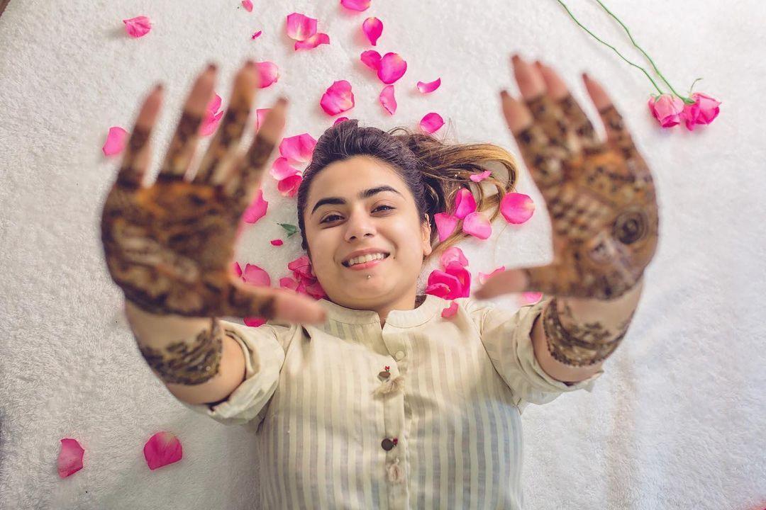 65k Likes, 558 Comments - Ayeza Khan (@ayezakhan.ak) on Instagram: “Every  new day brings a ra… | Girl photo poses, Teen photography poses, Fashion  photography poses