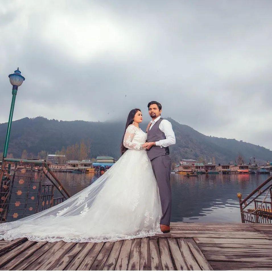 Woman burns wedding dress in wild, post-divorce photo shoot