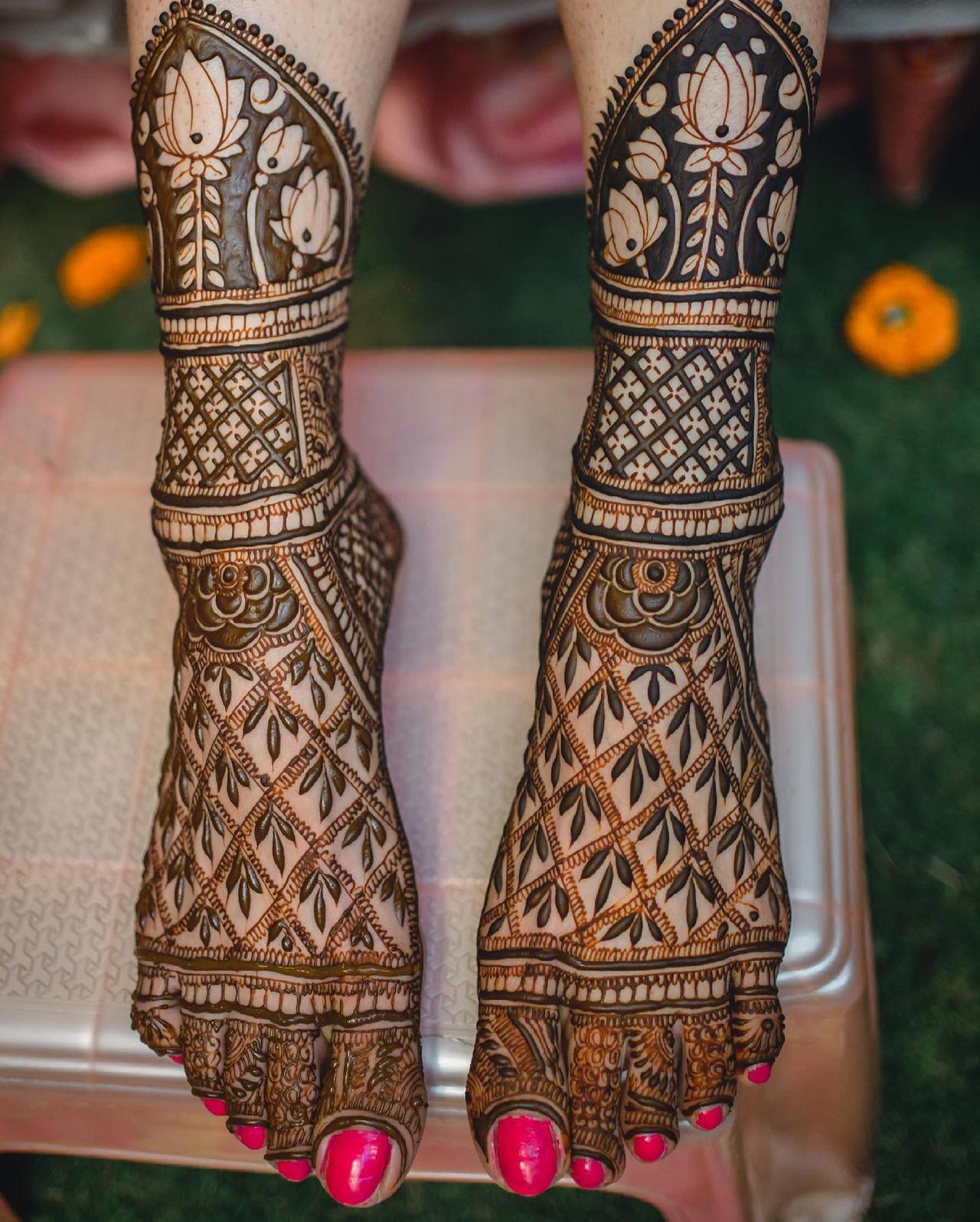 Beautiful Mehndi Design on the Feet of a Hind Bride. Stock Image - Image of  marriage, indian: 254198927