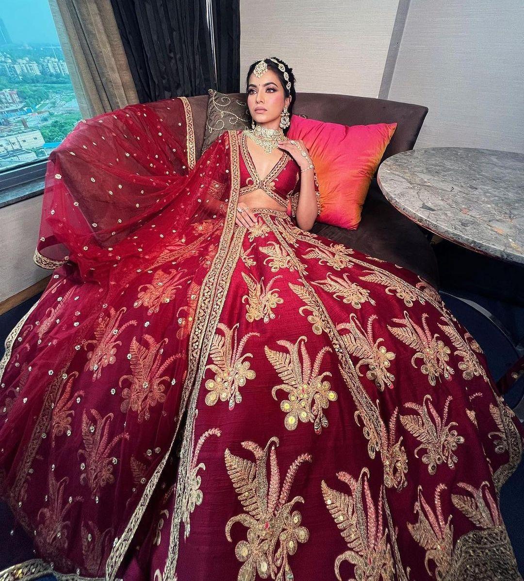 lehengaBeautiful Indian Wedding Dresses: 5 Elegant Designs | by VASTRACHOWK  fashion | Medium