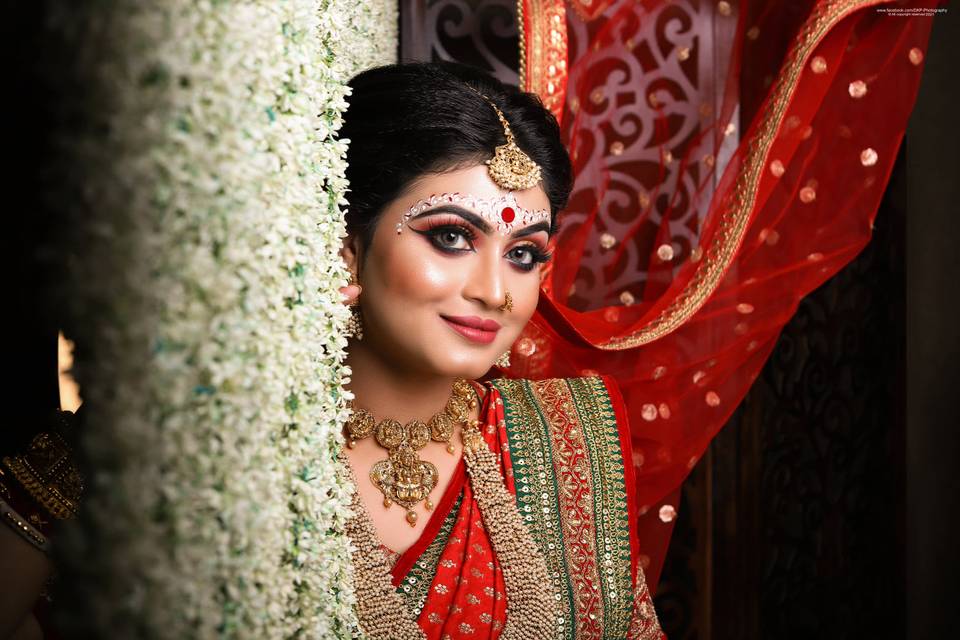 Richa Dave on Instagram: “Bride at Jasmine Beauty Care, Ahmedabad. Makeup :  @richa_dave Hairstyle :… | Bridal lehenga collection, Nath bridal, Indian  bridal outfits