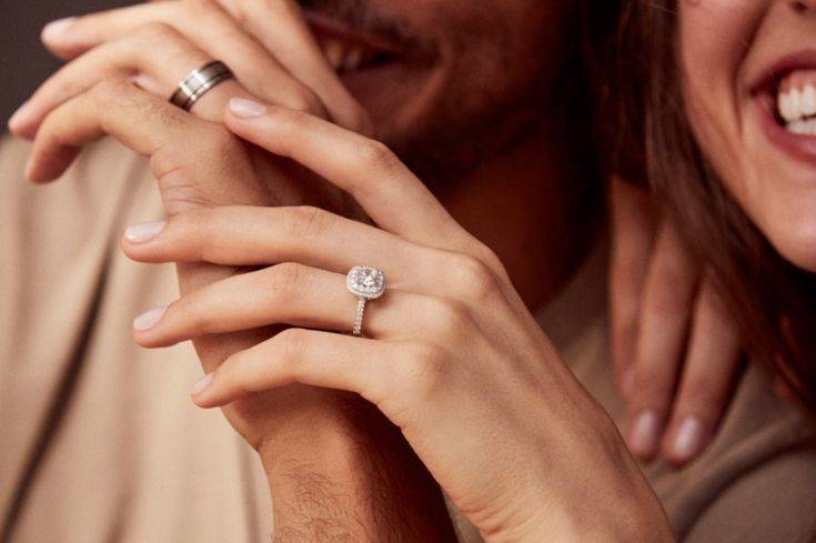 Colored gemstones and 'imperfect' diamonds: Non-traditional engagement rings  are here to stay | CNN