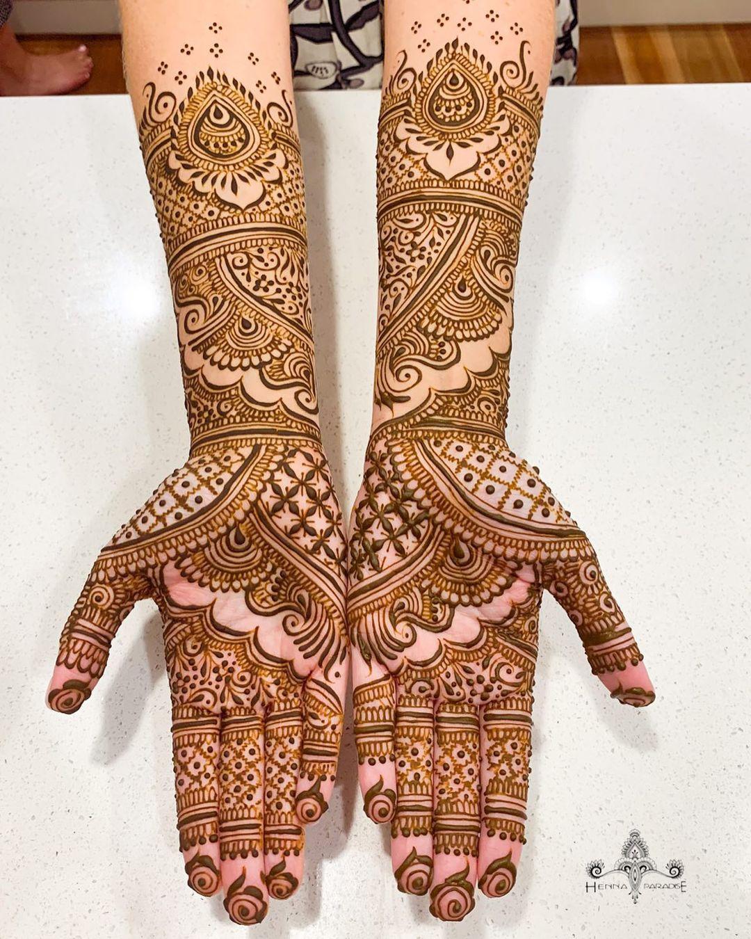 Karwa Chauth 2019 Mehndi Designs: करवा चौथ पर अपने हाथों और पैरों में लगाएं  मेहंदी, देखें लेटेस्ट और आकर्षक डिजाइन्स | 🙏🏻 LatestLY हिन्दी