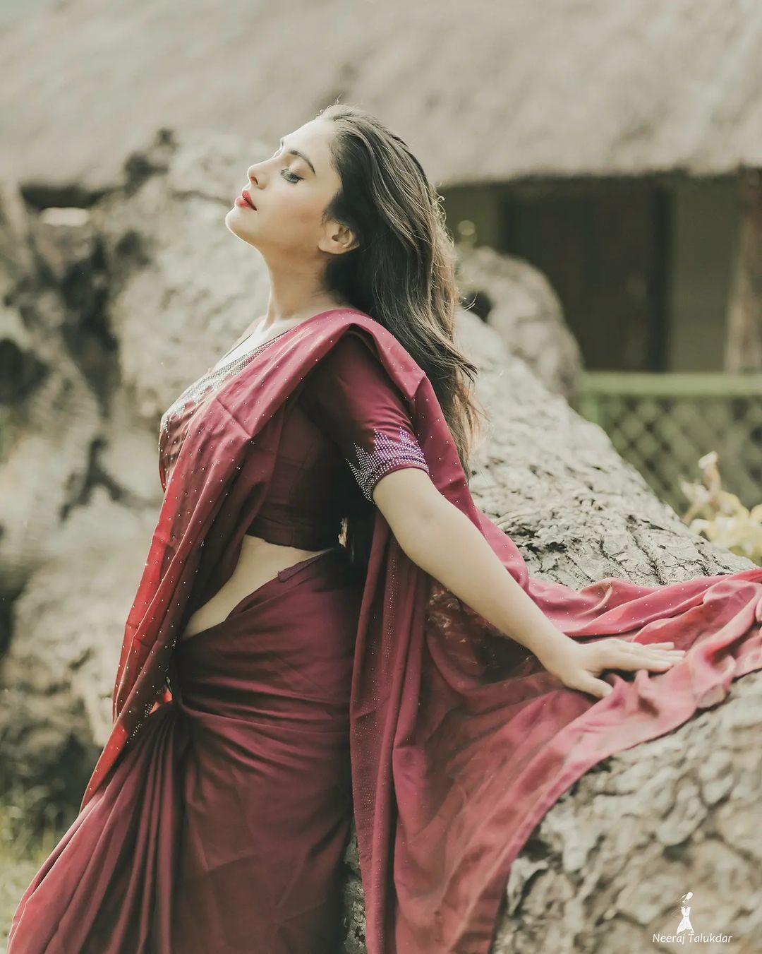 Top 10 Saree Poses | Beautiful Poses For Girls | Standing Poses In Saree |  Santoshi Megharaj - YouTube