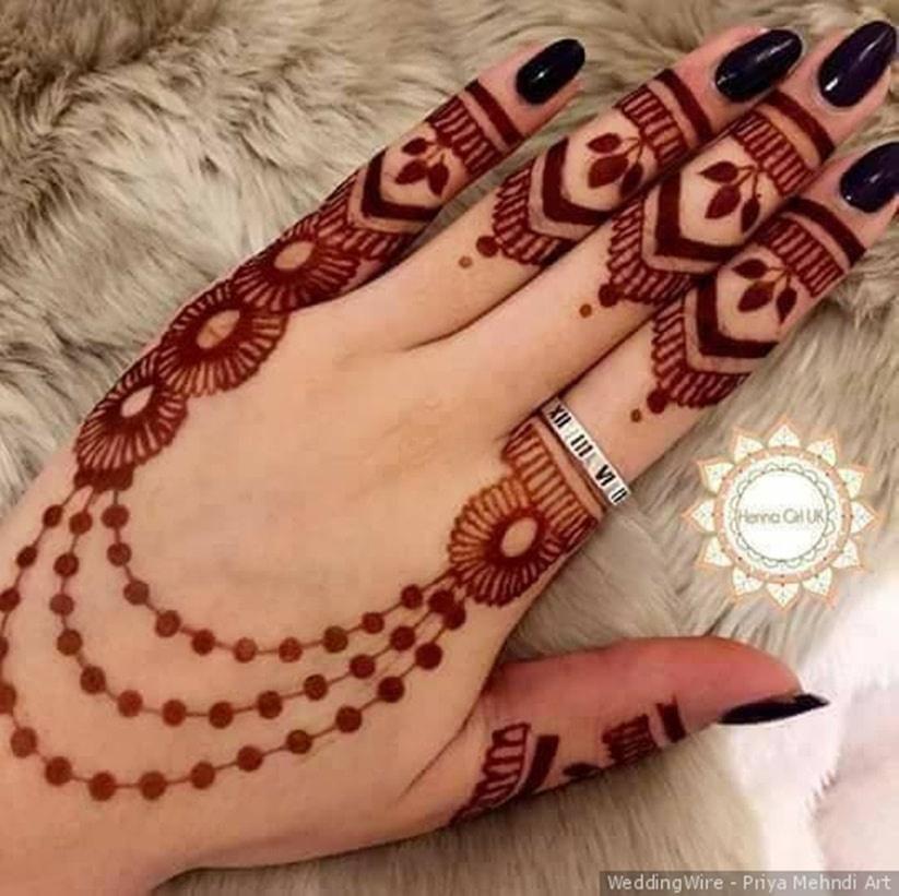 Latest 15 Simple Arabic Mehndi Designs This Wedding Season! - Hiscraves