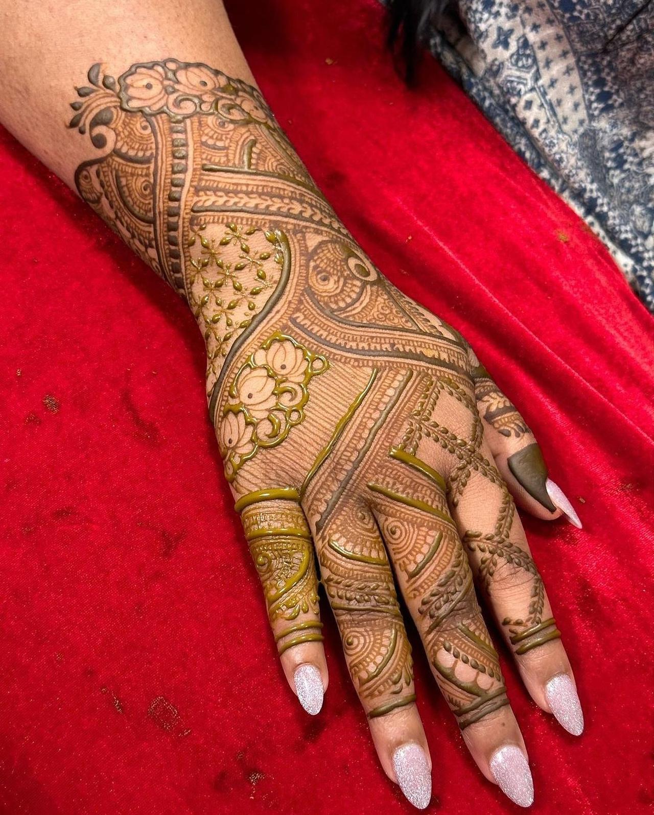 easy mehndi design back hand