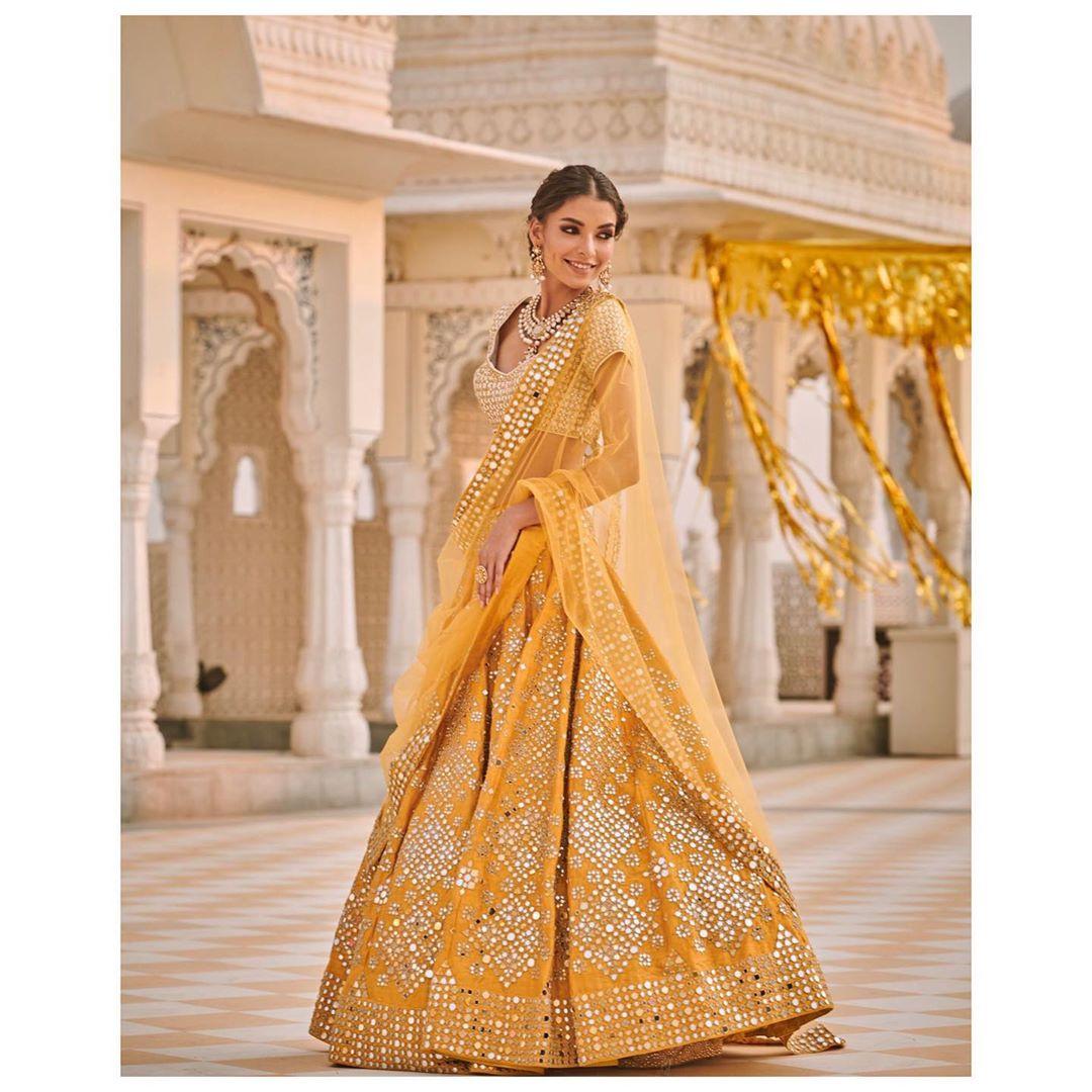 Traditional Look But Stylish Bridal Dresses For Mehndi Ceremony | Yellow  lehenga for haldi function, Yellow lehenga, Pink lehenga
