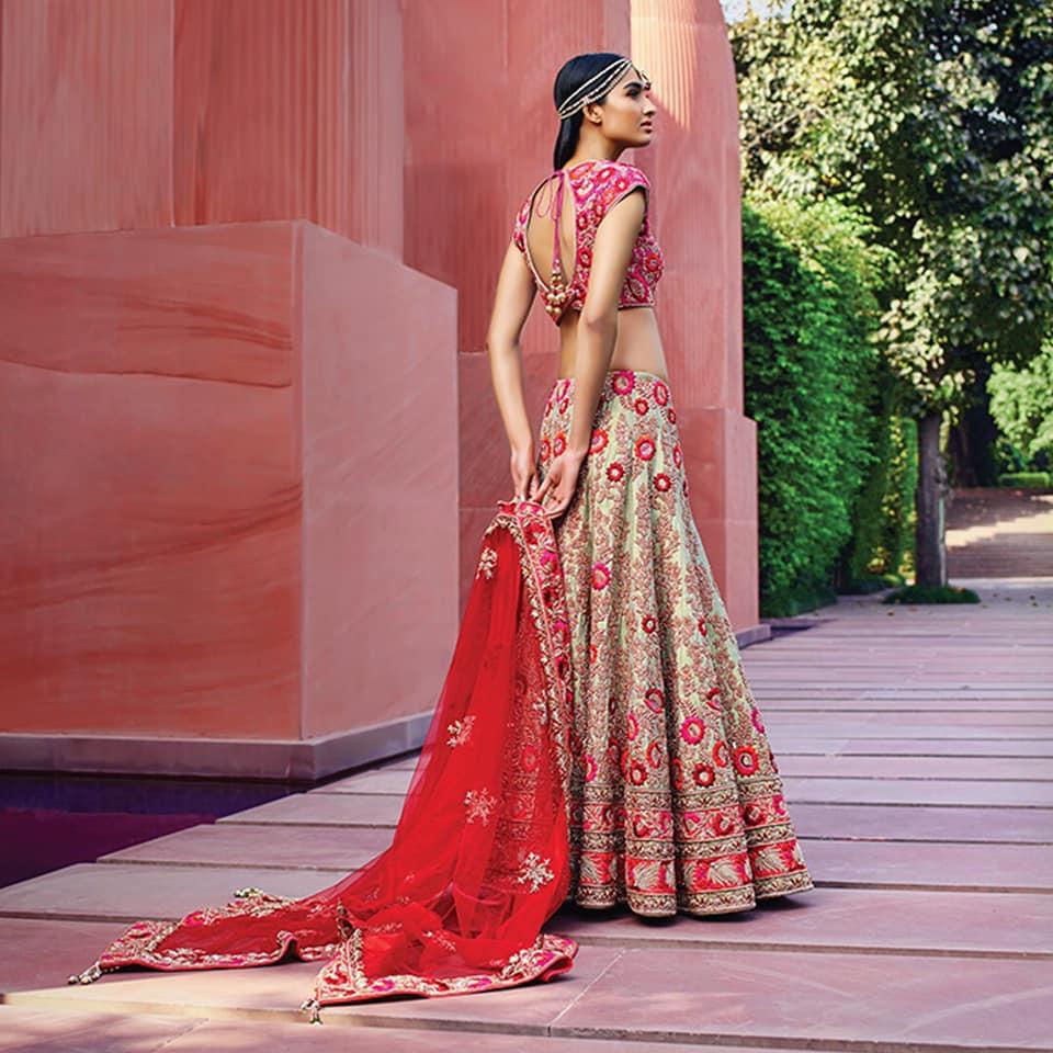 Pin by ceraiin on Tʜᴇ ᴡᴇᴅᴅᴛᴀʟᴇ | Indian wedding reception outfits,  Reception outfits, Indian wedding outfits