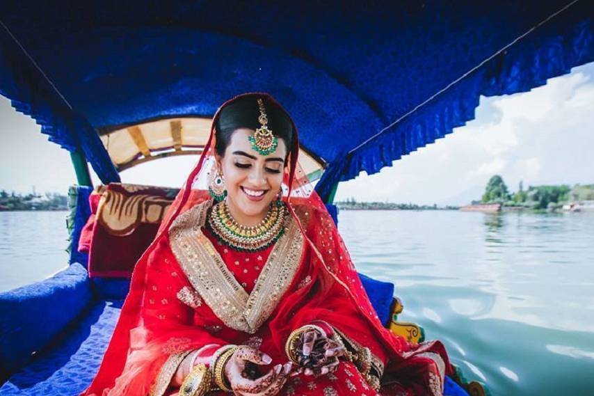 kashmiri women in traditional dress