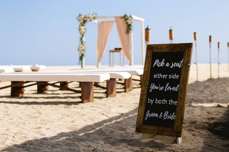 Wedding Name Board Designs That Will Add 5-stars to Your D-day Decor