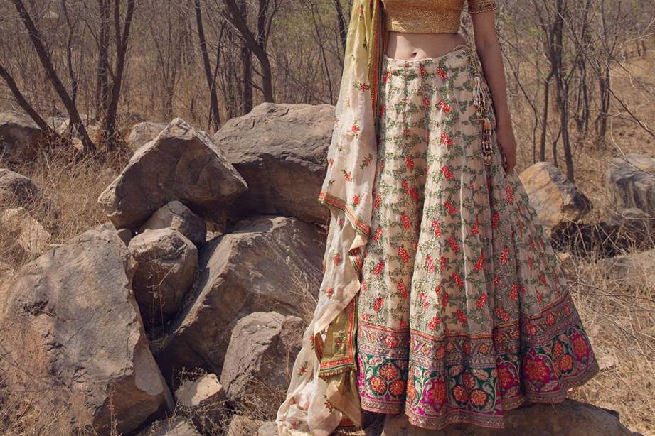 Buy Plain & Simple Lehenga Sets Online At Upto 50% Discounts